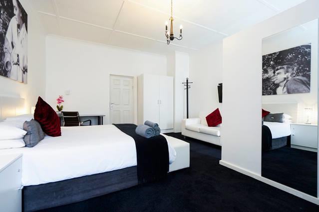 The Glam Guesthouse เคปทาวน์ ภายนอก รูปภาพ